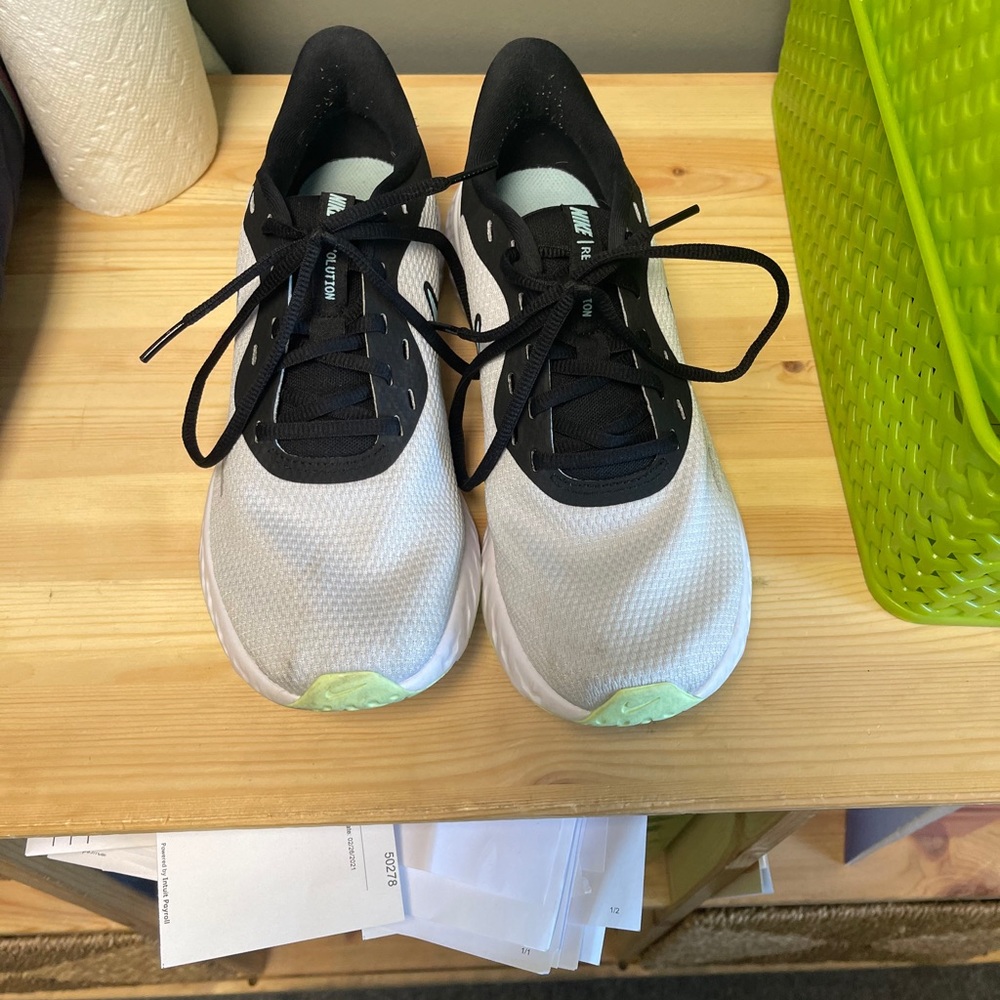 Women Nike revolution size 9!
